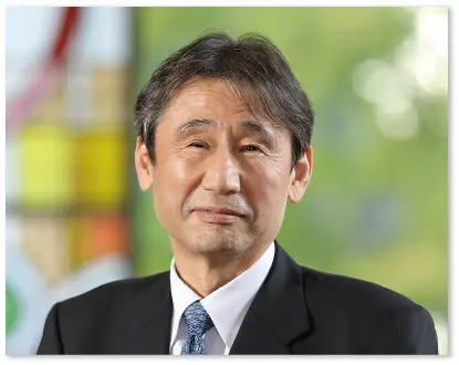 大学学長の笑顔の写真